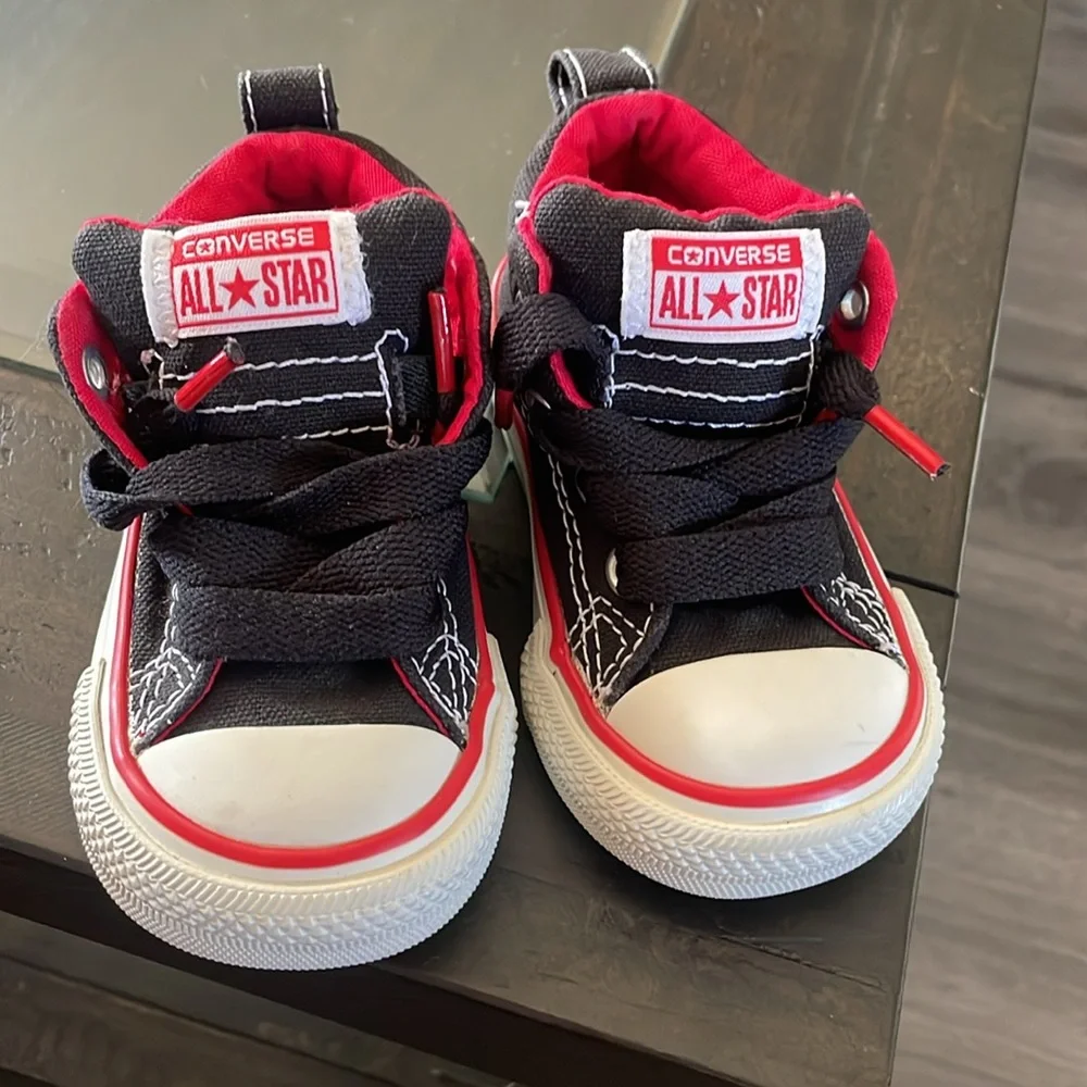 Converse super cute black and red infant toddler size 4 Both girls and boys
